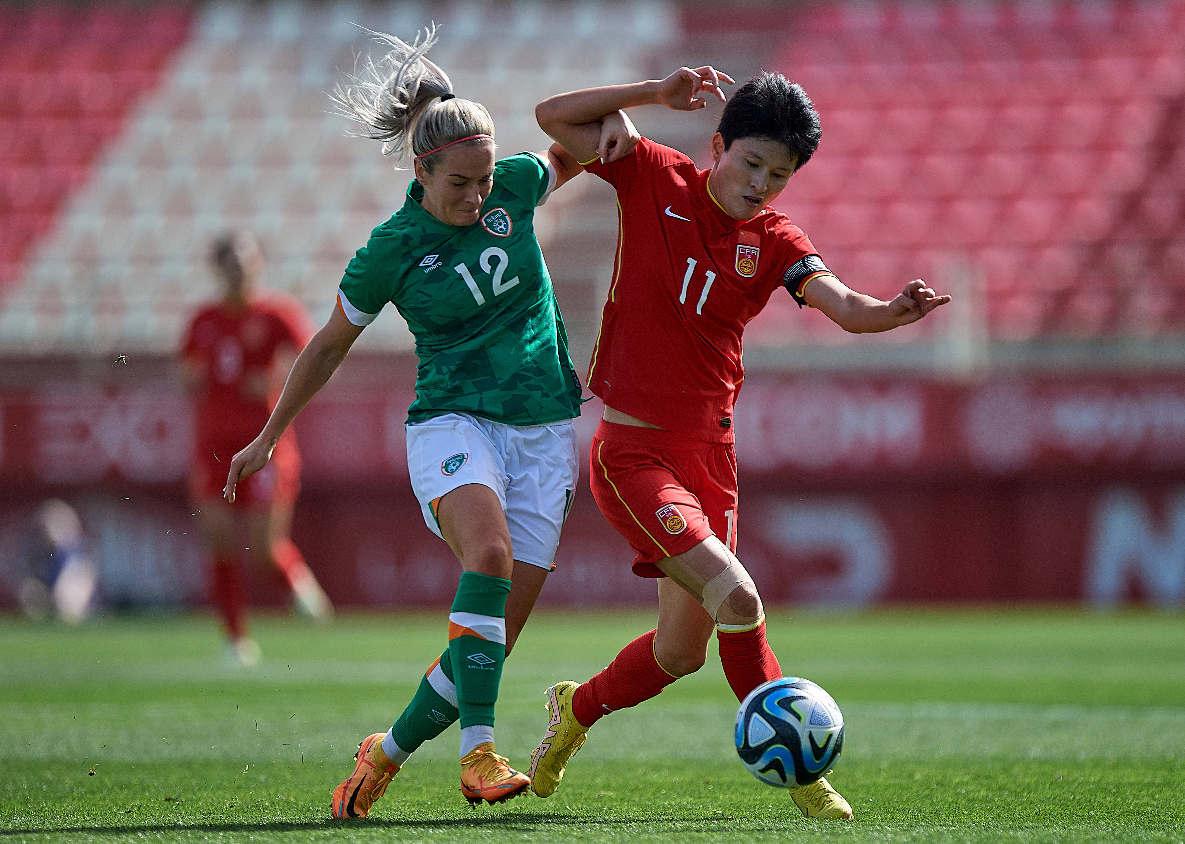 -国内女足参加国际比赛，赢得欧洲球迷喝彩