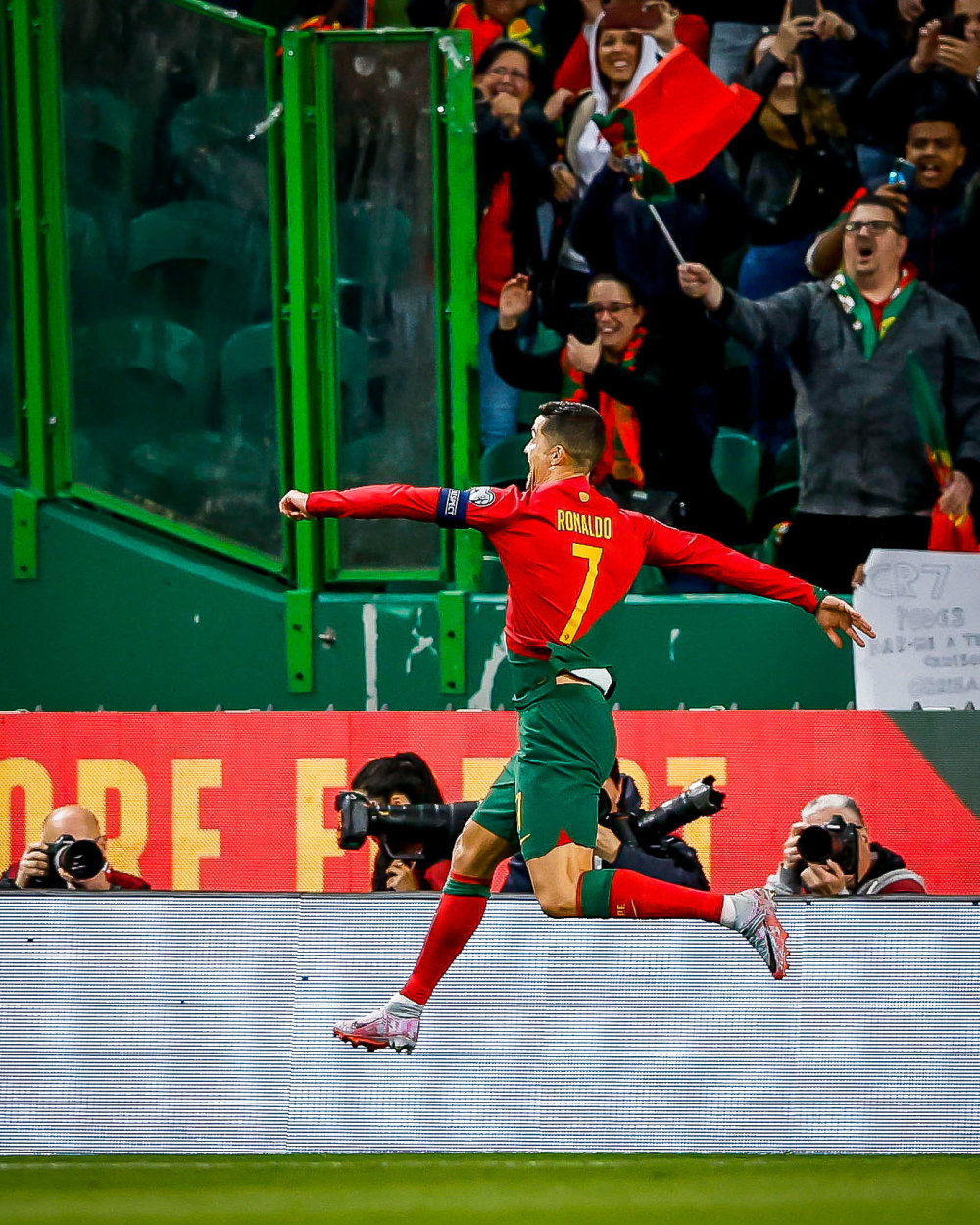 包含葡萄牙队期待在欧洲杯半决赛上取得胜利的词条