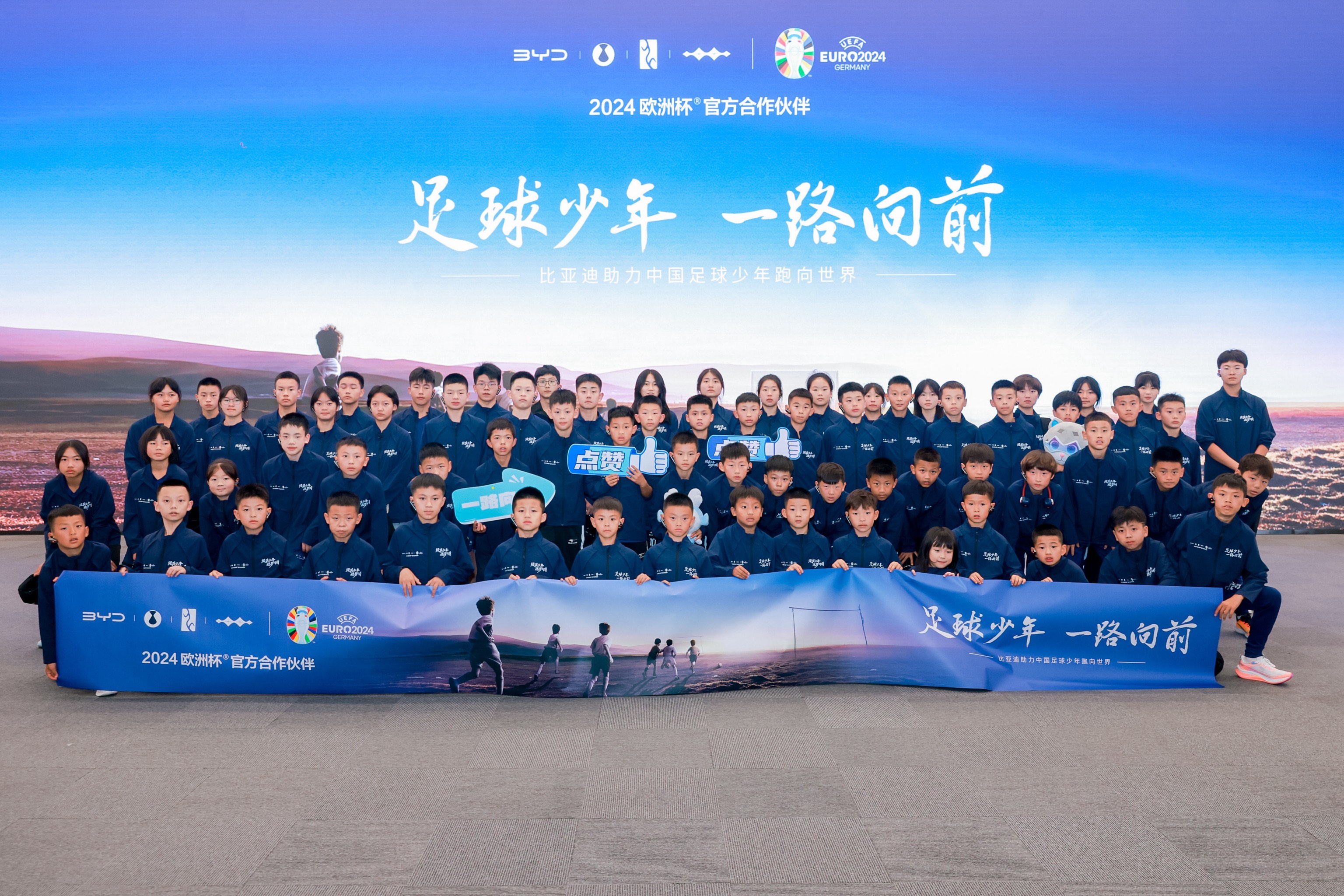 精彩足球比赛让人们沉浸在足球的海洋中