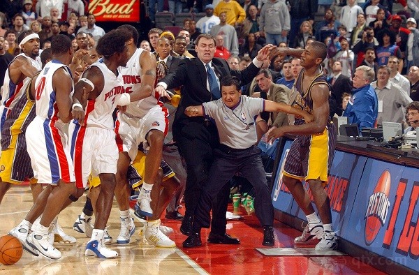 步行者队正在商讨未来的球队建设策略