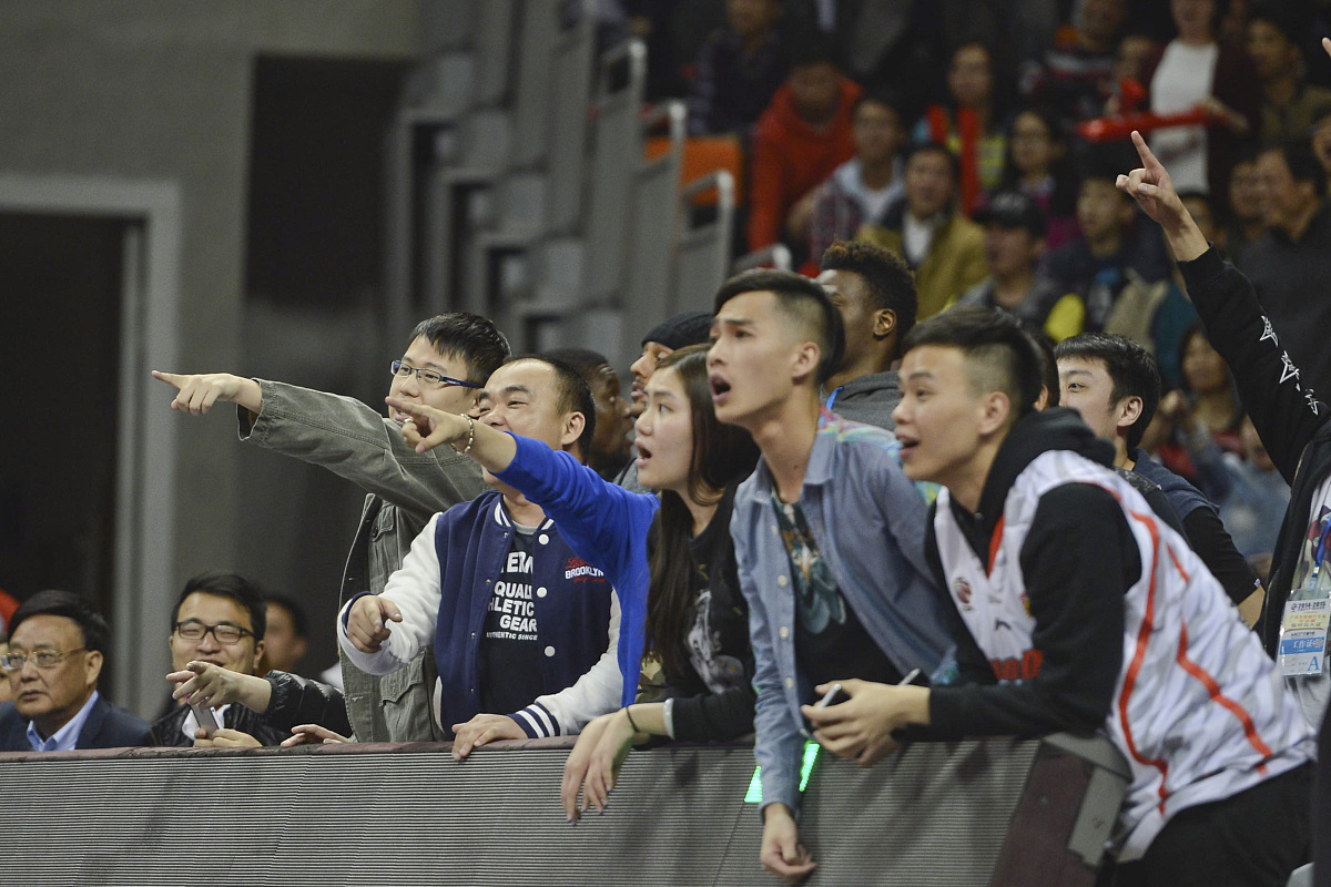 运动员在赛场上表现出色，引发全场欢呼