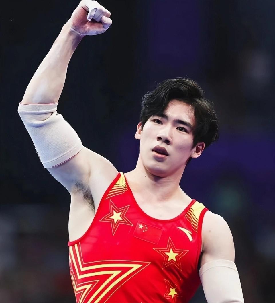 荷兰体操选手携手夺金，斩获团体冠军