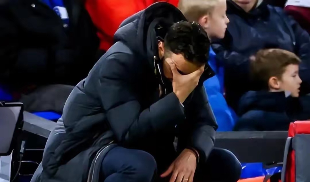 im电竞APP-曼联主场失利，球员表现惨淡引发球迷嘘声