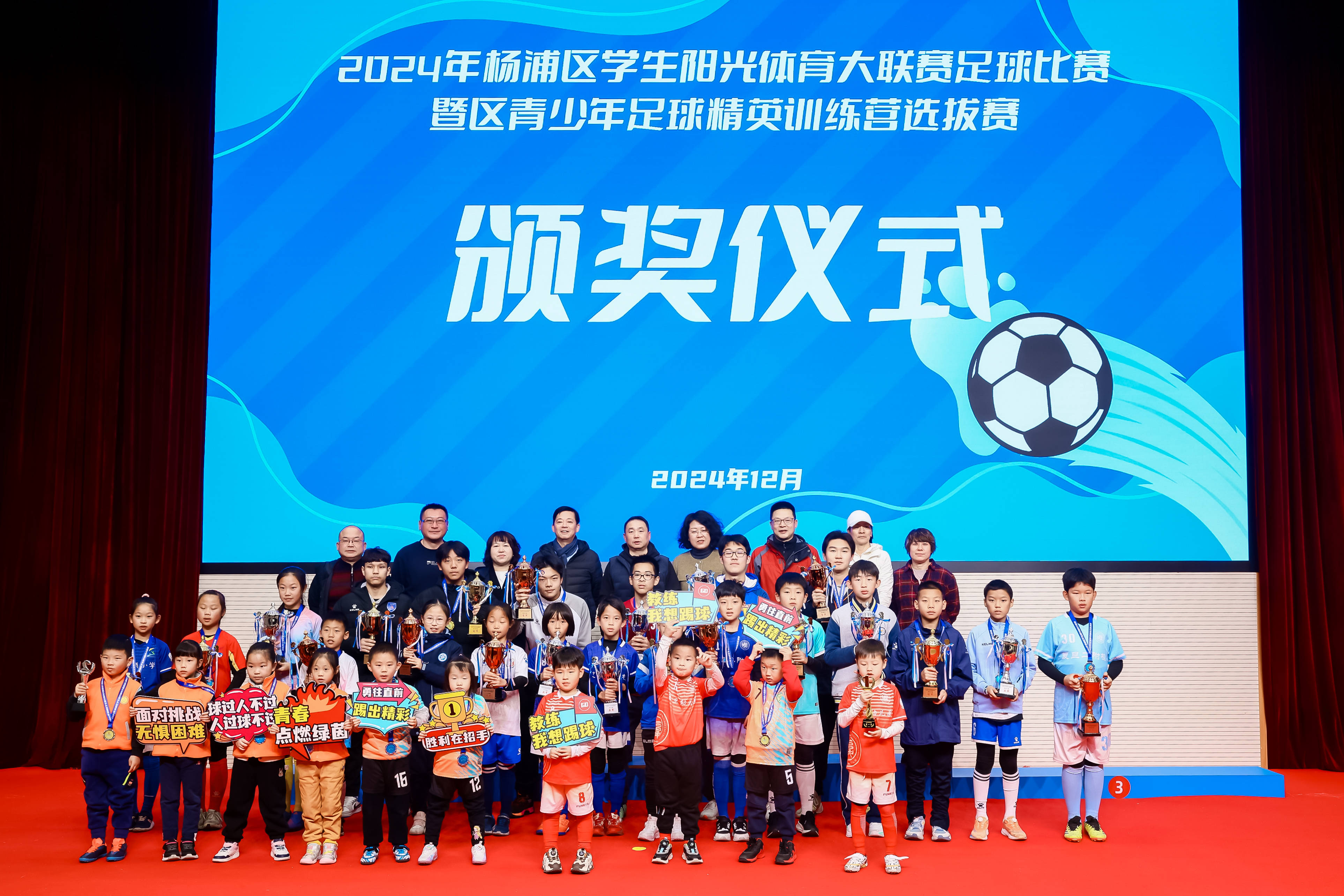 im电游官方网站-绿茵场上充满激烈角逐和无尽热血