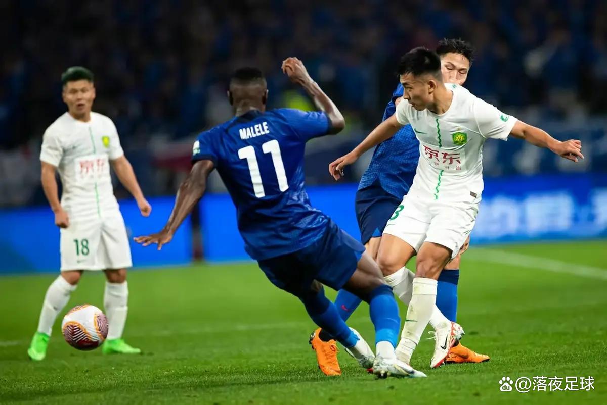 国内足球豪门展开殊死搏斗，赛场火花四溅的简单介绍