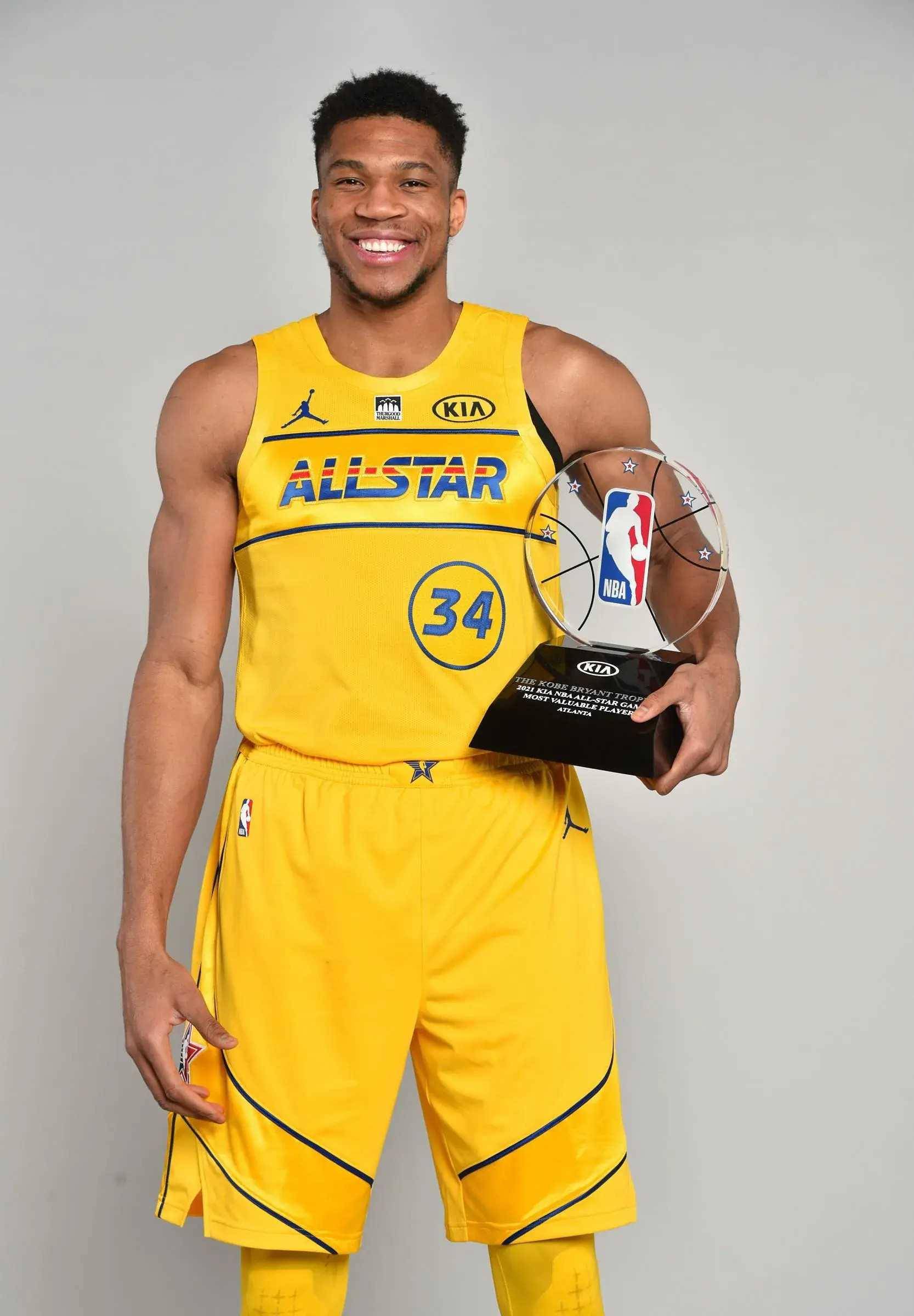 著名篮球队员的出色表现引起媒体瞩目