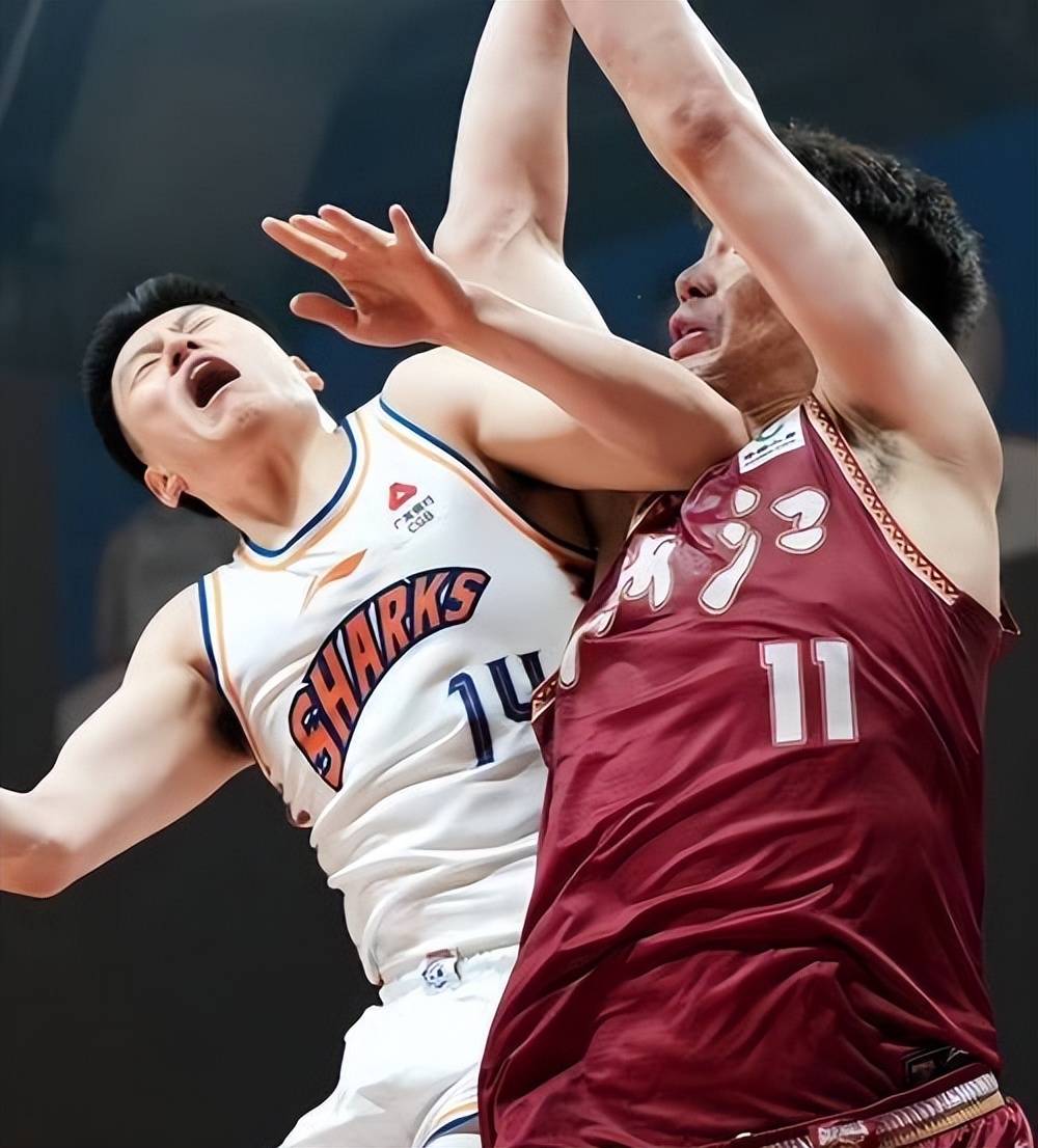 im电游游戏-湖南男篮球员拼尽全力，赢得关键比赛