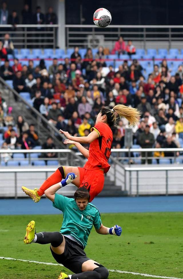 挪威女足畅快淋漓在球场上展现实力