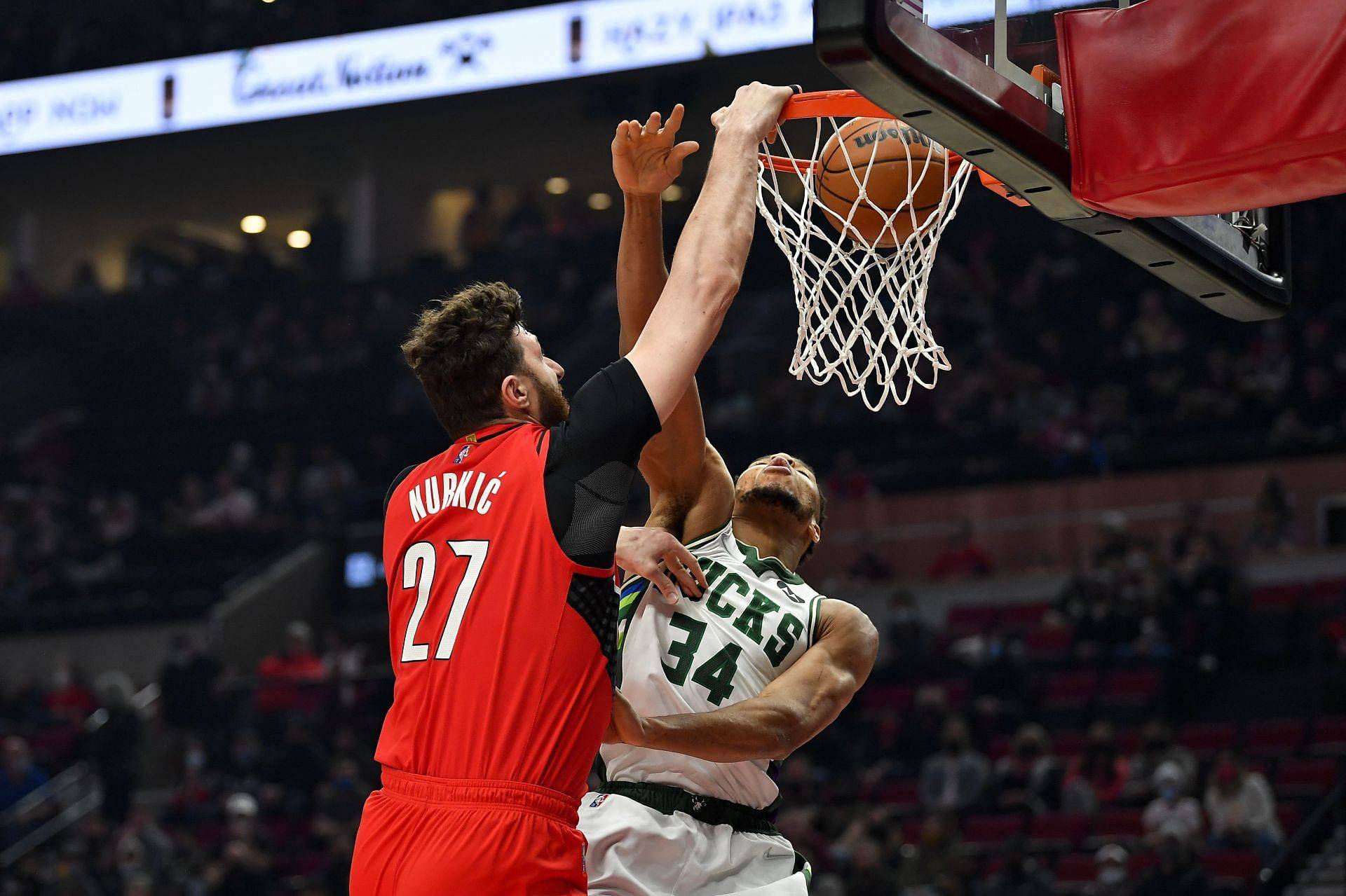 im电游官方网站-开拓者队击败雄鹿队，取得连胜