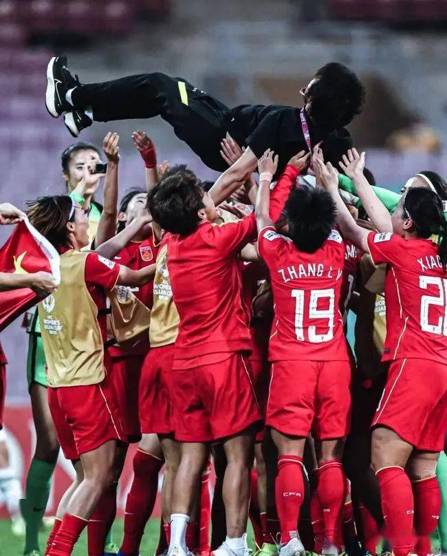 亚洲杯足球赛上中国女队表现抢眼