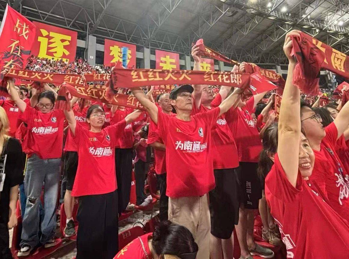 im电竞APP下载-欧洲杯预选赛全民关注，疯狂球迷场外狂欢