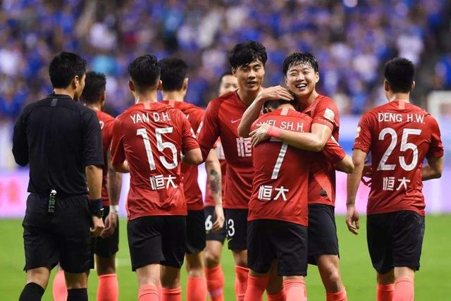 中国国内足球赛场迎接挑战，球员拼尽全力