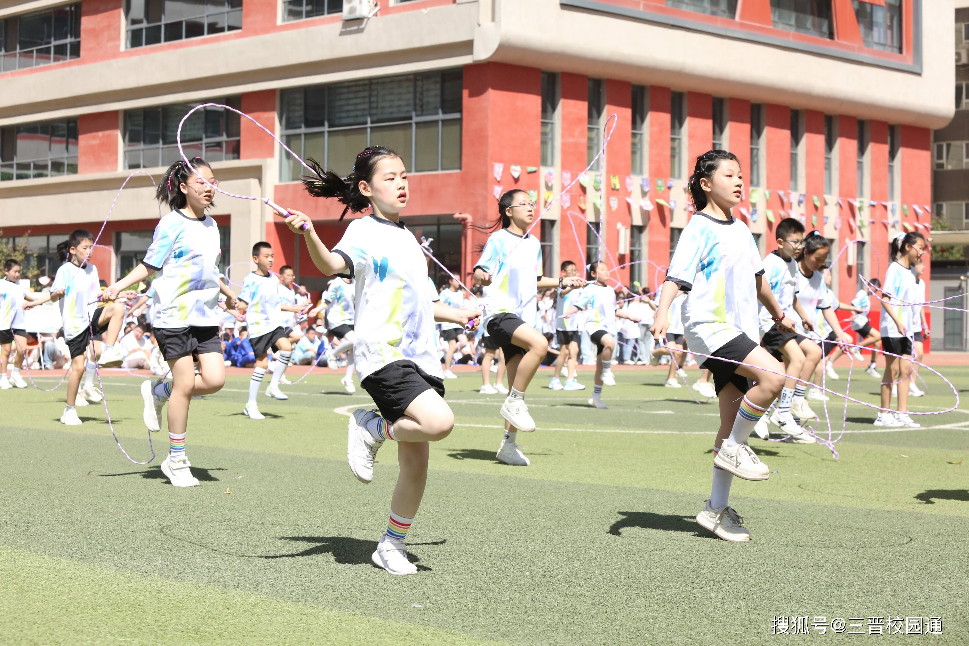 体操新秀闪耀赛场，观众掌声雷动