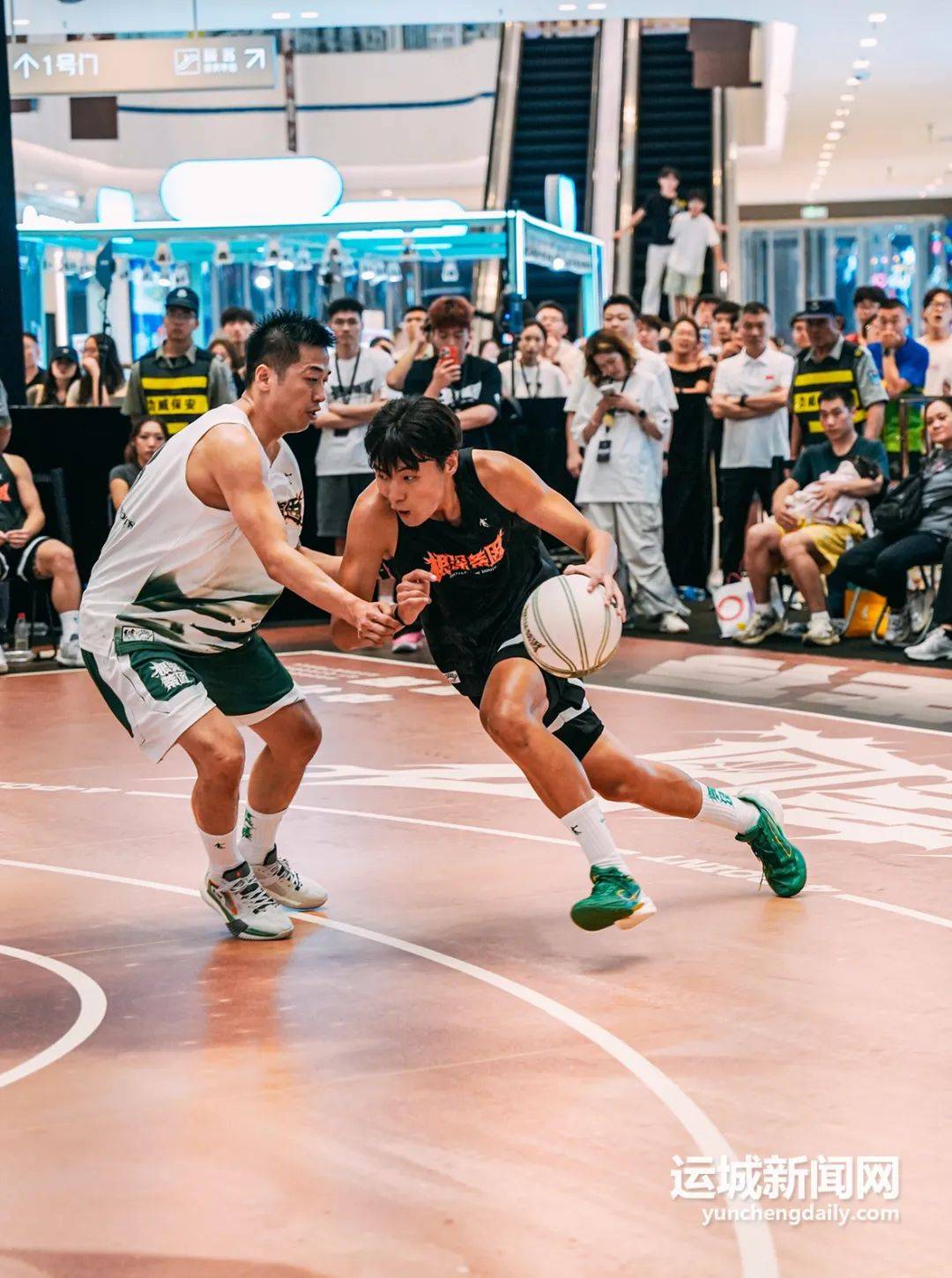 篮球赛事引发球迷狂热，激情擂台争锋的简单介绍