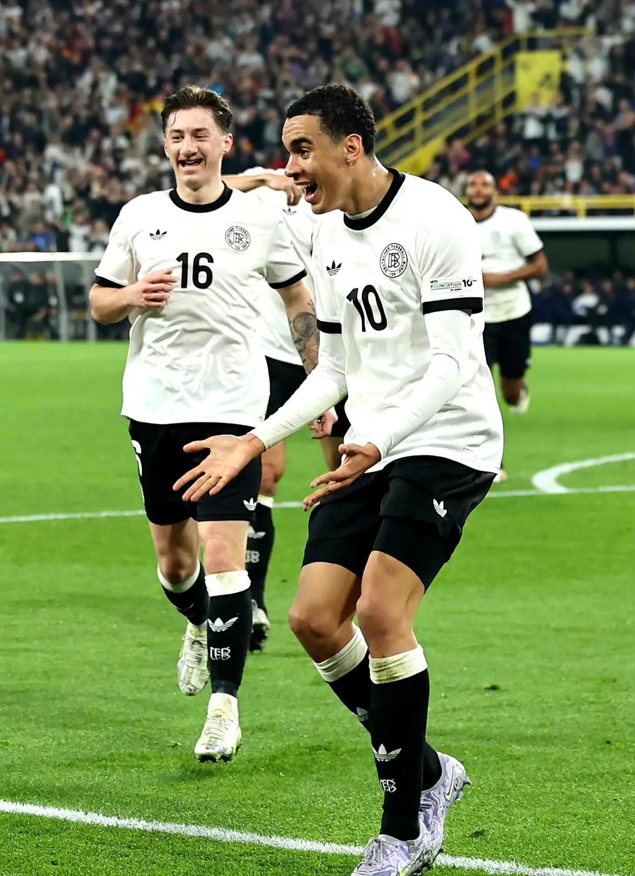 im电游游戏-包含足球狂欢！欧洲一流球员展现精湛技艺的词条