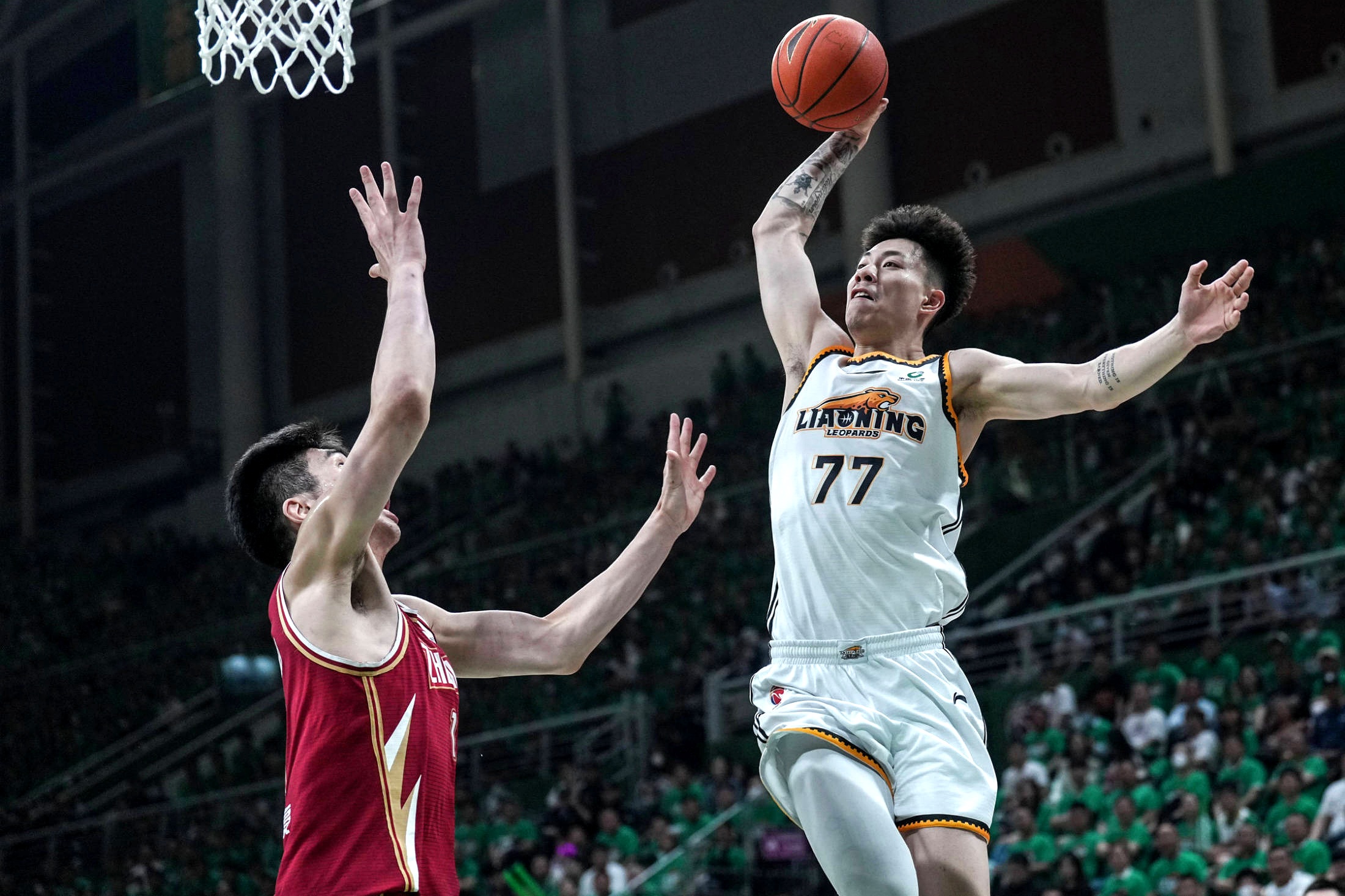 辽宁男篮在场上展现强大实力，获得关键胜利