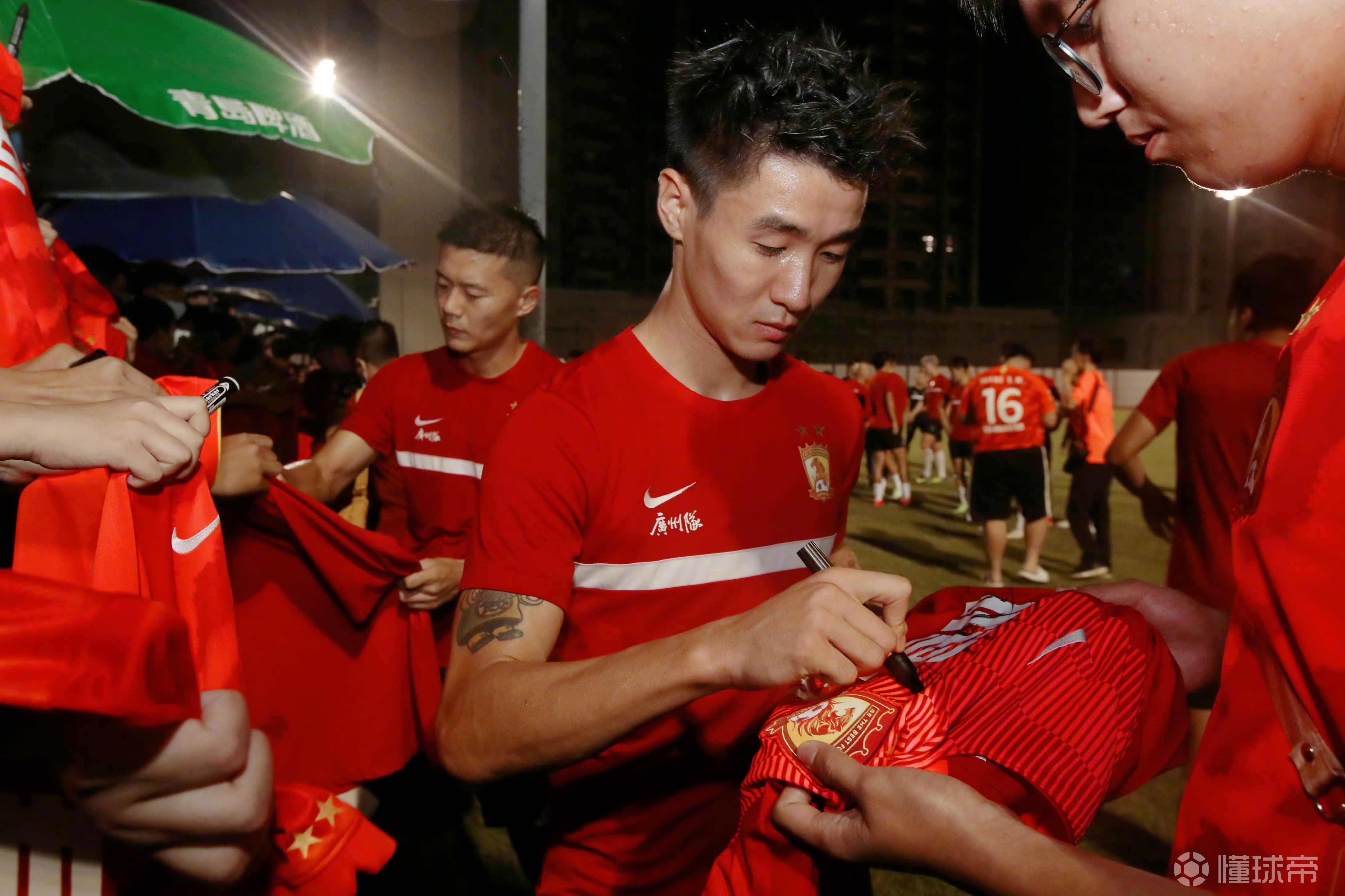 广州队主场告捷，球迷热情庆祝胜利的简单介绍