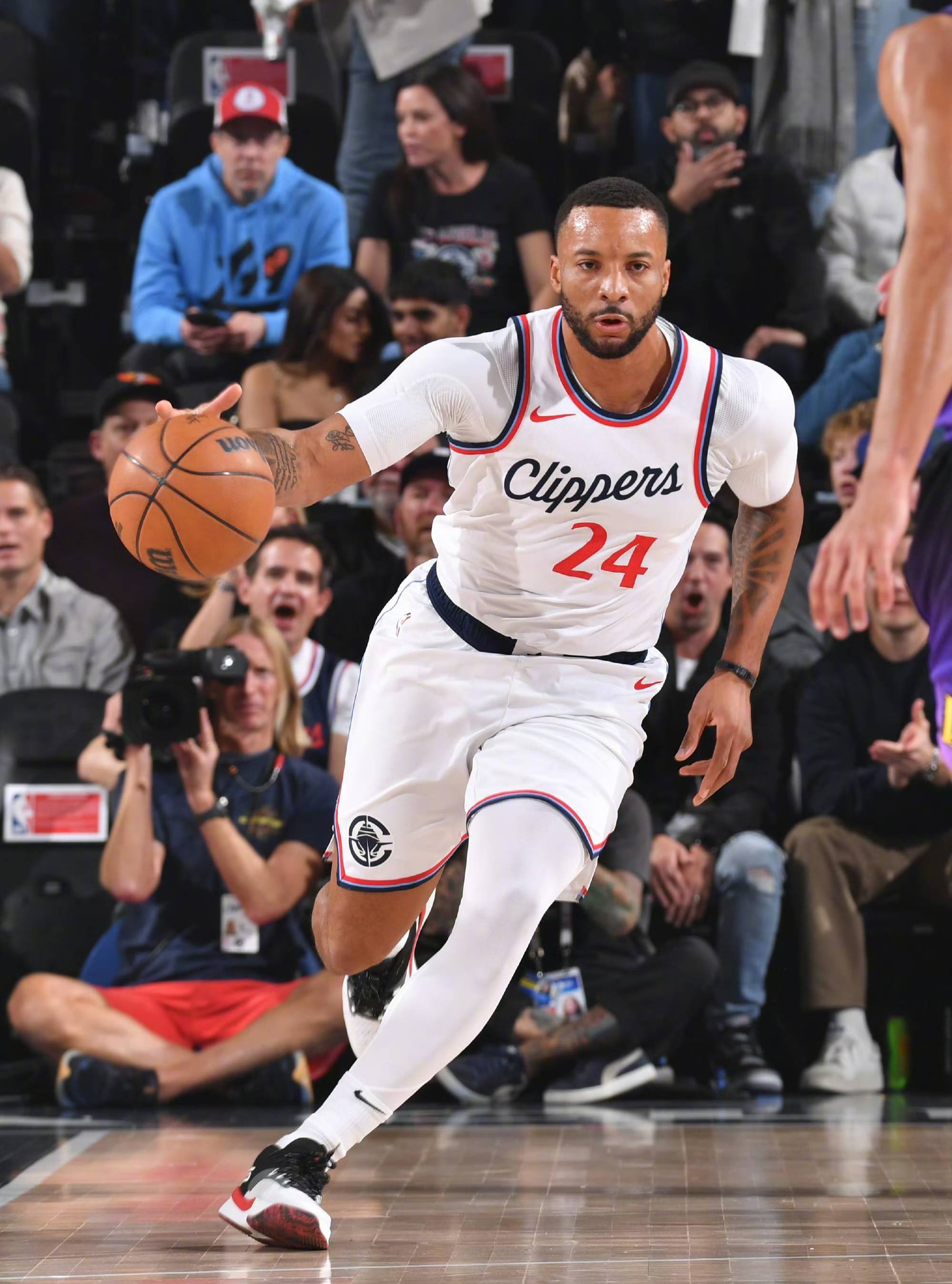 IM电竞官网入口-快船队主场击败篮网队，逆转取胜