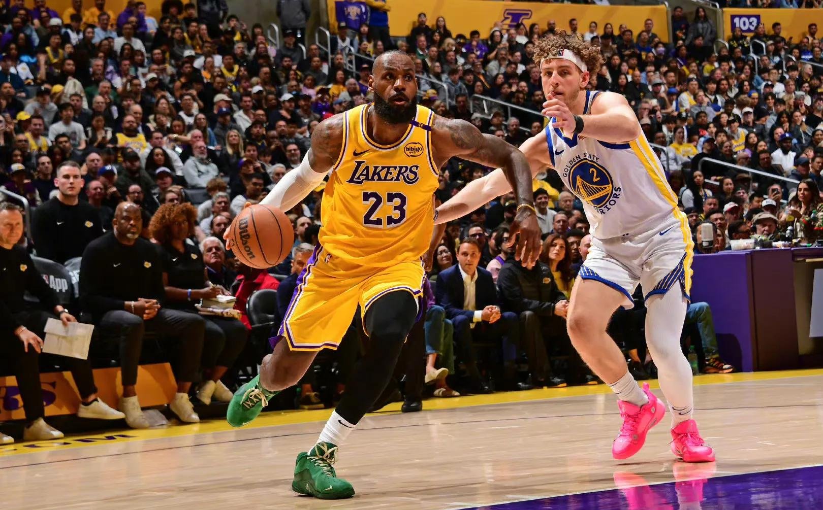 勇士队大胜湖人，勇夺常规赛第一