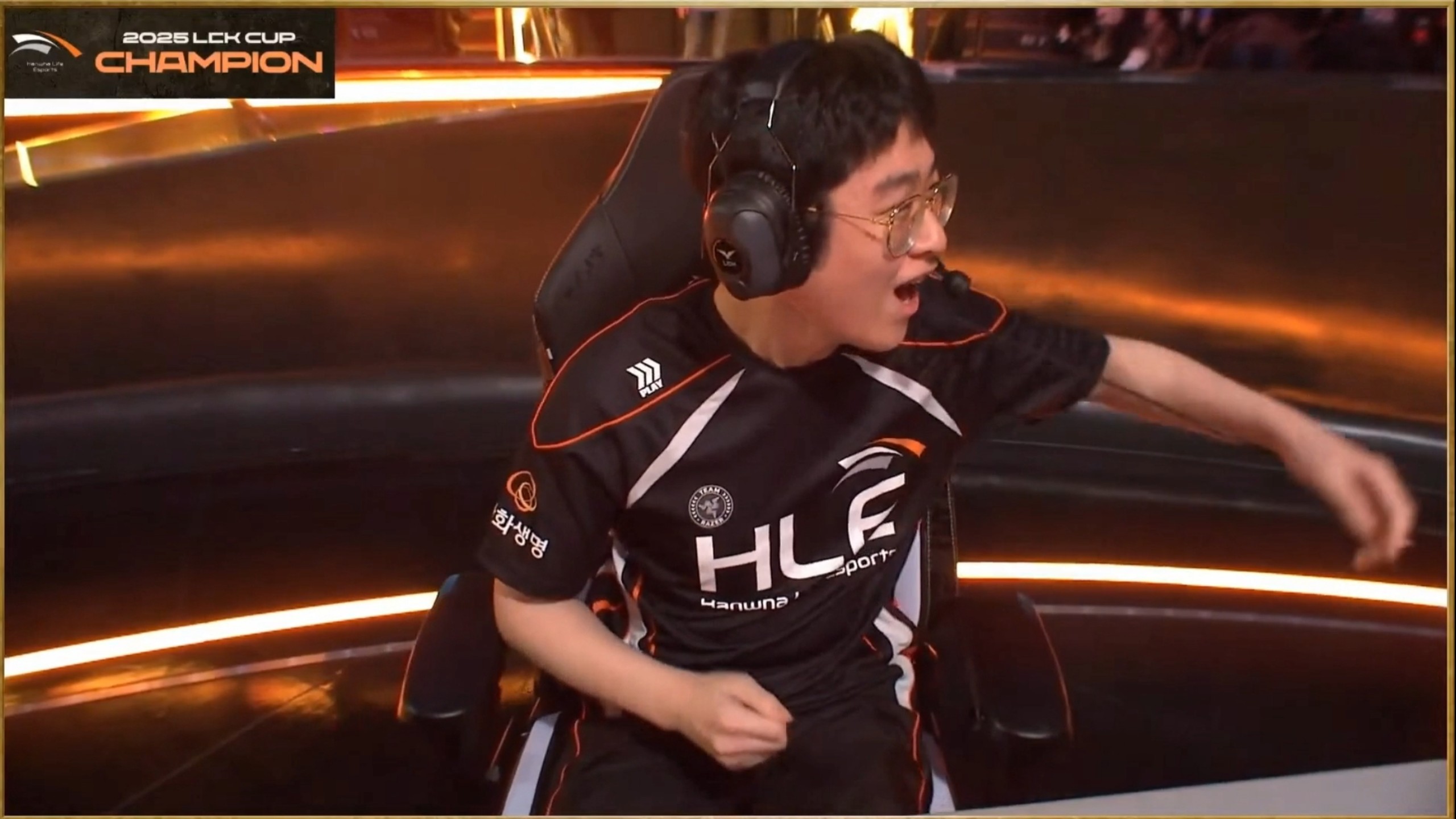 PSG碾压HLE，Peanut极限生还后反打鏖战多局半决赛，让粉丝疯狂欢呼