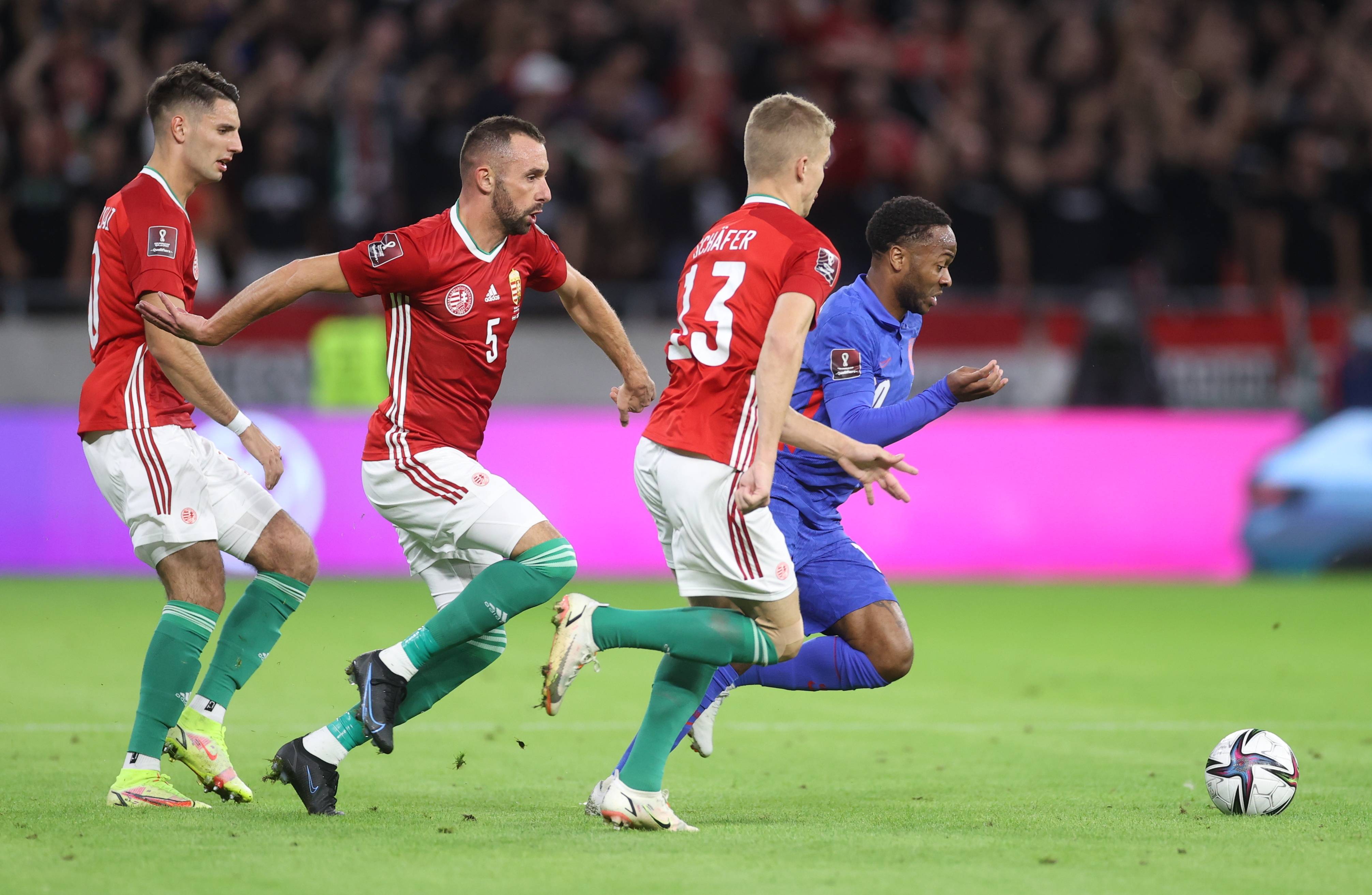 包含瑞士队在客场对阵扎拿时表现出色，赢得比赛的词条